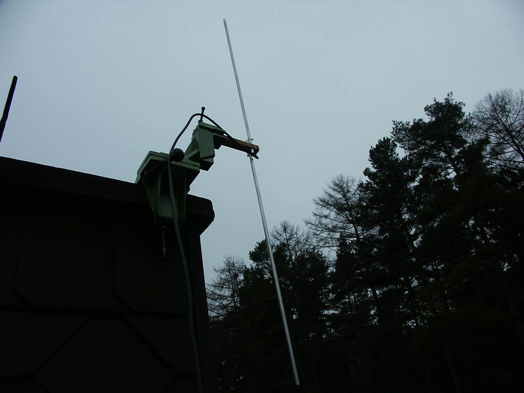 Test mount of a VHF dipole at the chimney for reception of Hamburg ATIS