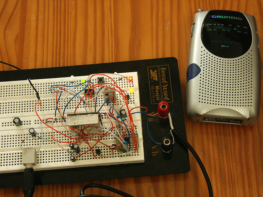 PLL controlled FM transmitter prototype in operation, 107.2 MHz