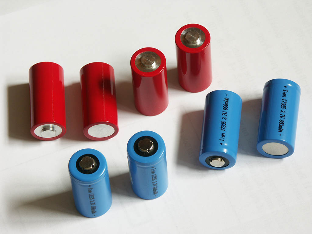 17335 type Lithium-Ion rechargeables (blue) and CR123A-sized, selfmade spacers in red