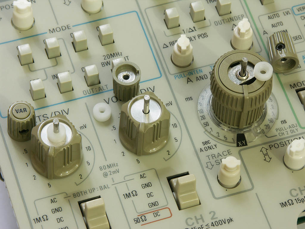 Tektronix 2445 Oscilloscope: lathed parts to center the axis and enhance the feeling of the VAR knobs
