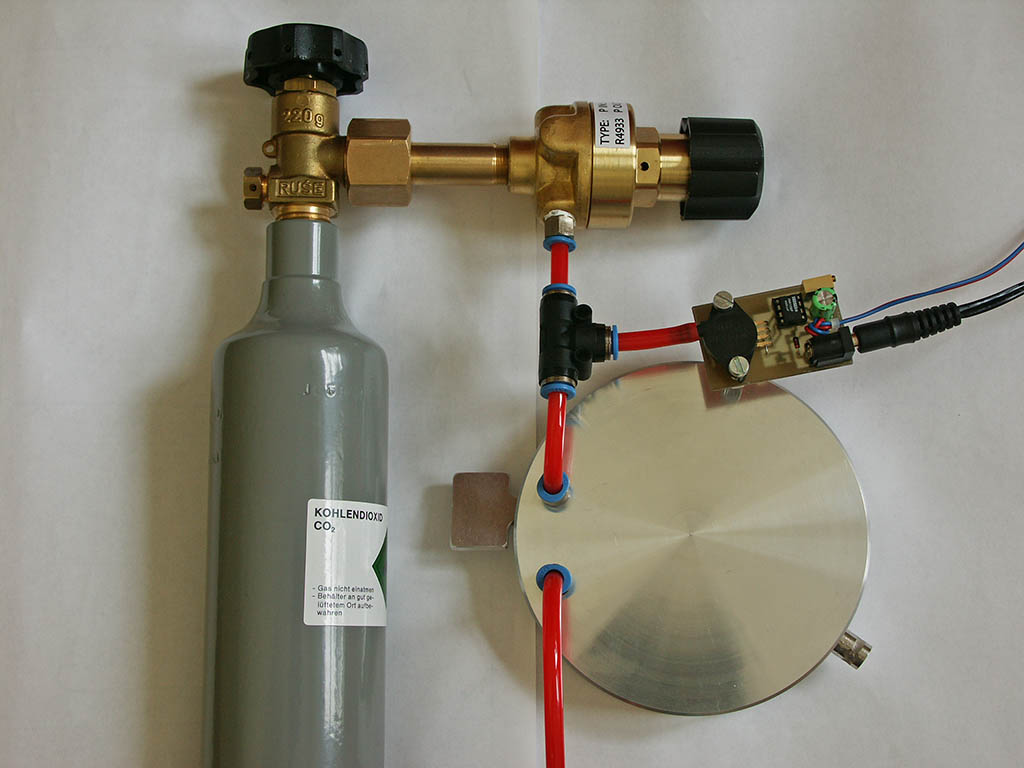 Gas filling assembly for self-made, refillable Geiger-Mueller tube - Hose to the bottom connected to rotary-vane vacuum pump