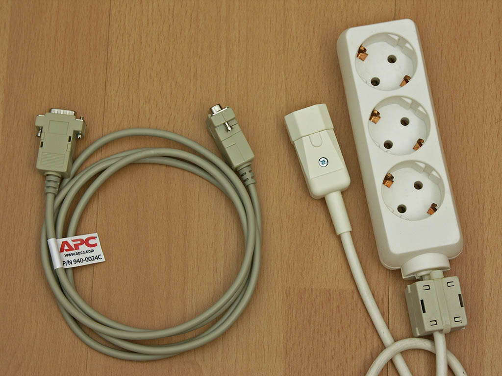 Some handy accessories for my new APC Smart-UPS - A selfmade serial cable and a power strip with IEC connector