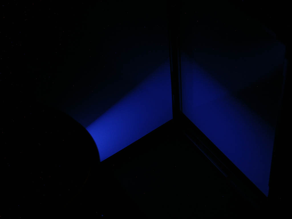 X-Ray beam visualized using blue-emitting enhancement screens