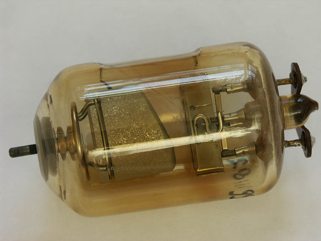 Old x-ray tube, broken since december 2005 because of a crack, oil traces leaked inside